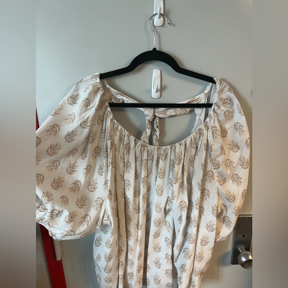 Old Navy Brown and cream patterned open back Blouse